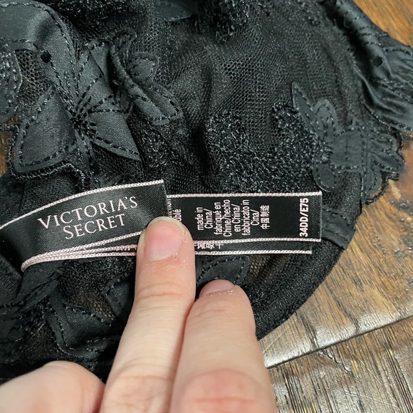 Victoria's Secret Black Floral Lace Bra - Picture 2 of 2